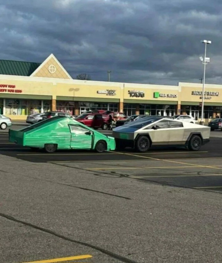 Cibertruck de temu contra la real - meme