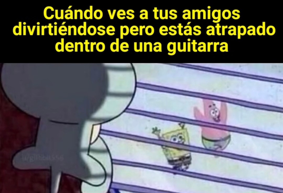 Viendo a mis amigos pasarlo bien mientras yo soy parte de una guitarra - meme