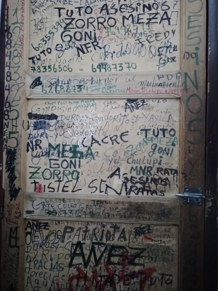 ESTA PUERTA DE BAÑO PUBLICO PARECE TU VIDA - meme