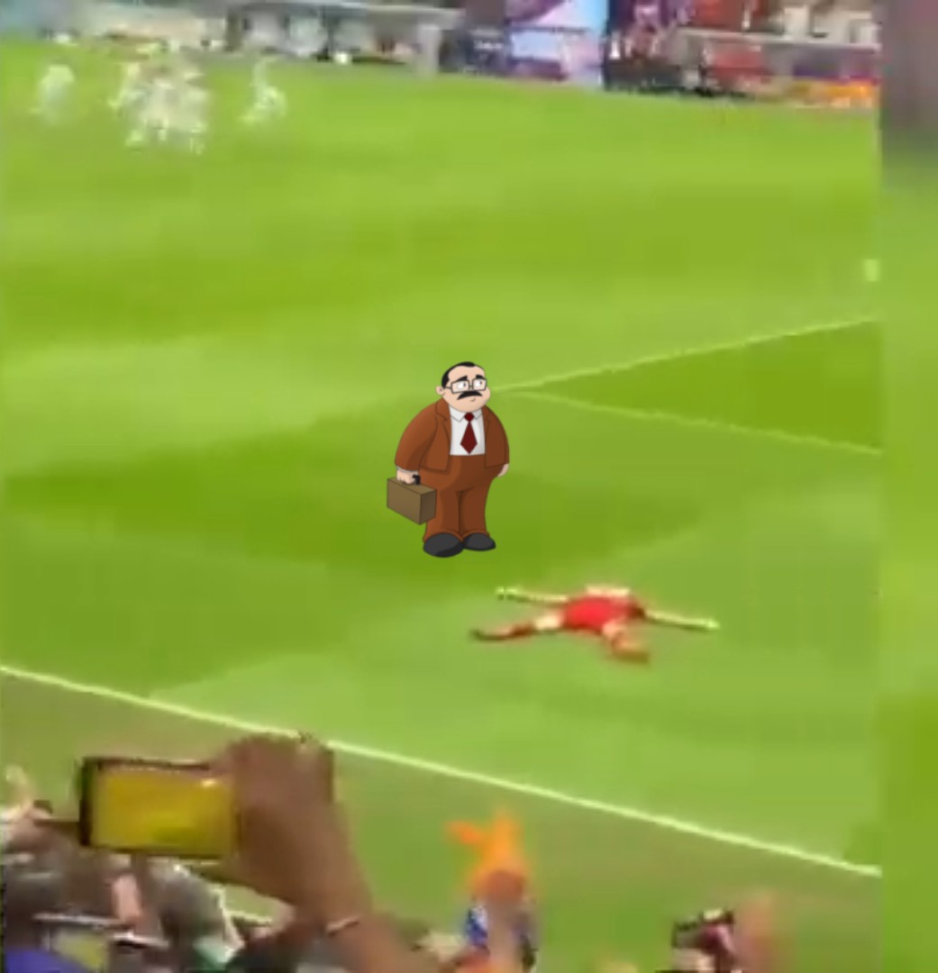 Dibu martinez aplastado por sr barriga - meme