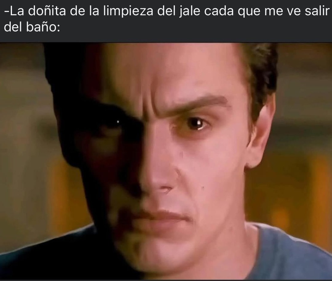 La señora de la limpieza cuando salgo del baño como si hubiera invocado a Cthulhu - meme