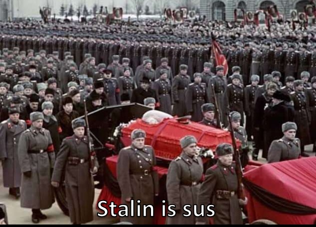 contexto:el ataud en el que enterraron a stalin se parese a un amogus - meme