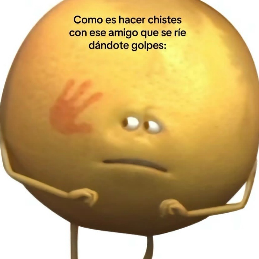 ese amigo que se ríe pegando y tú solo sobrevives al ataque - meme