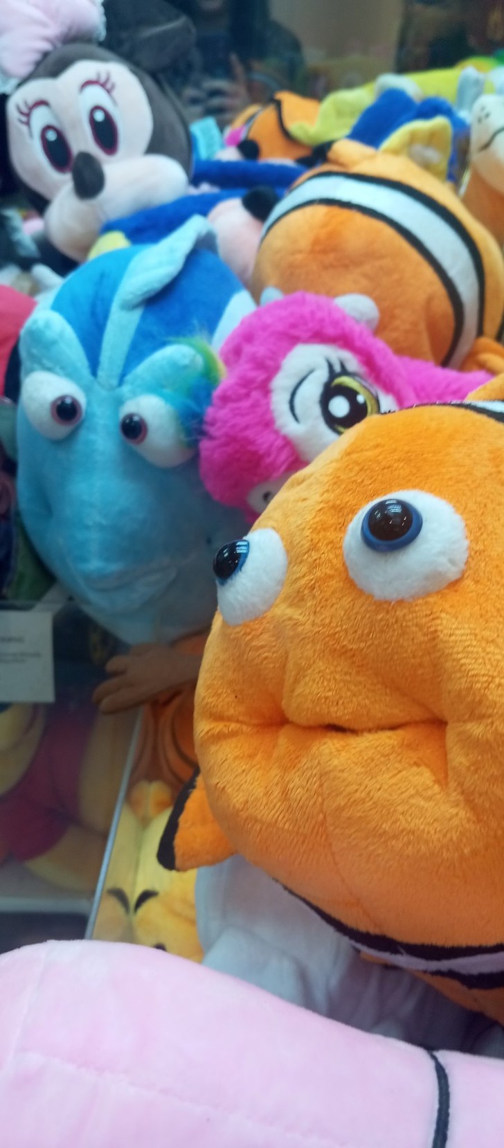 I found these cursed Dory and Nemo in a vending machine - meme