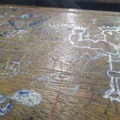 Chicos no está permitido pintar las mesas