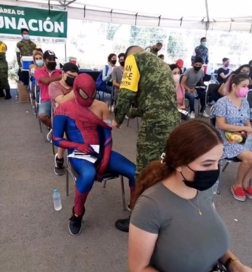Spider-Man Vacunandose antes de pelear contra el doc octopus :happy: - meme