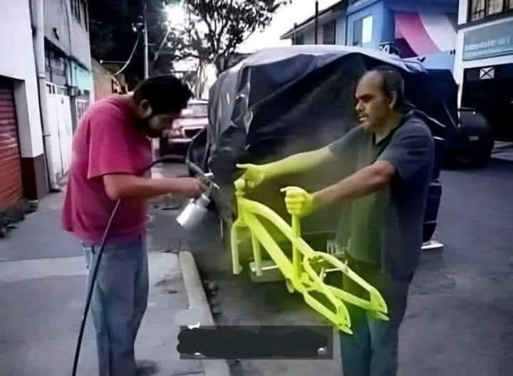 Aqui chambeando duro - meme