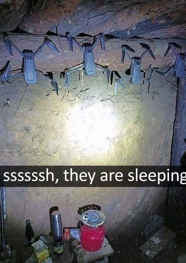 Drones durmiendo en su habitat natural - meme