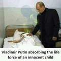 "Vladimir Putin absorvendo a vida de uma criança inocente"