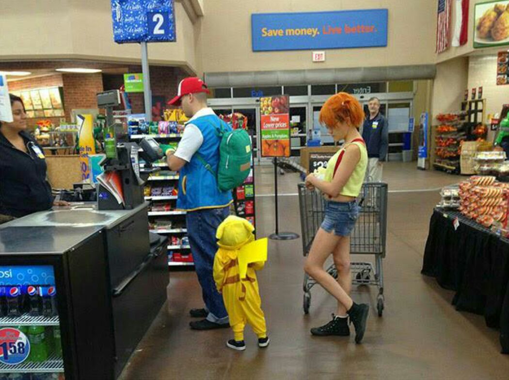 Tipico vas al supermercado y te encuentras a Ash y Misty con Pikachu - meme
