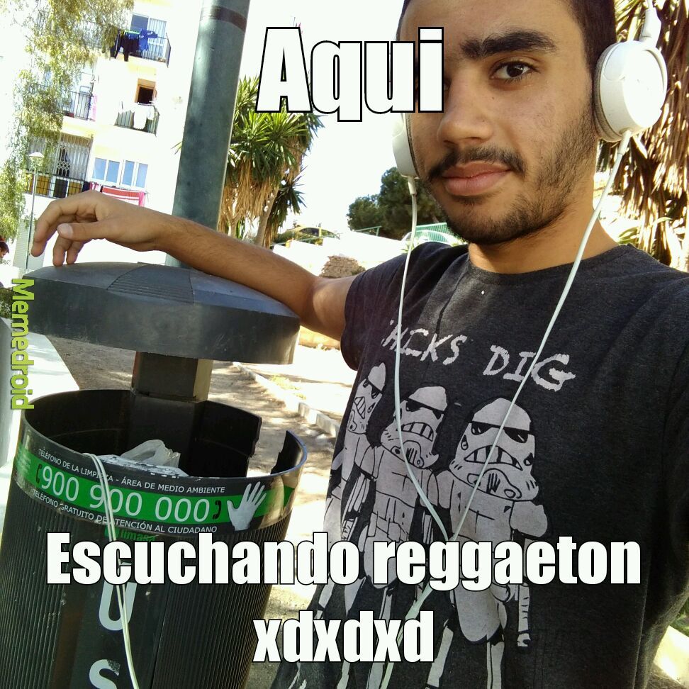 Aqui escuchando reggaeton - meme