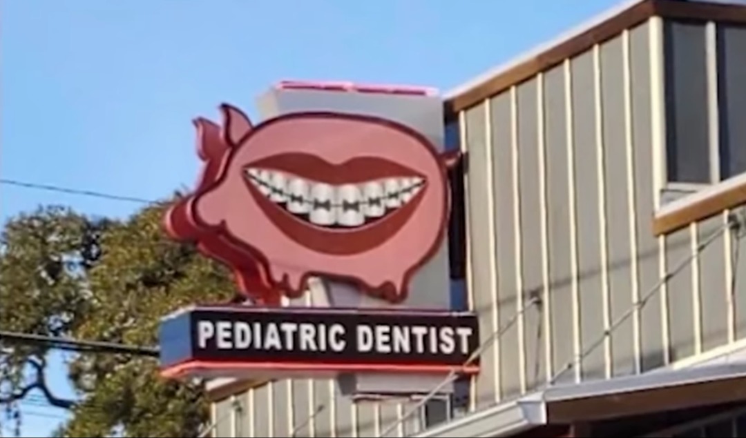 Contexto: había un lugar de comida ahí que cayó en bancarrota, luego un dentista compro el lugar y envés de quitar el logo le hizo esto - meme