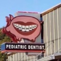 Contexto: había un lugar de comida ahí que cayó en bancarrota, luego un dentista compro el lugar y envés de quitar el logo le hizo esto