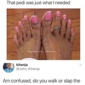 Elle tchek avec le pied
