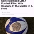 Un cara pinga dejó una pelota llena de concreto en medio de un parque