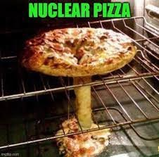 Nuclear pizza que provoca un agujero de gusano a otra dimensión de pizza - meme
