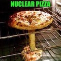 Nuclear pizza que provoca un agujero de gusano a otra dimensión de pizza