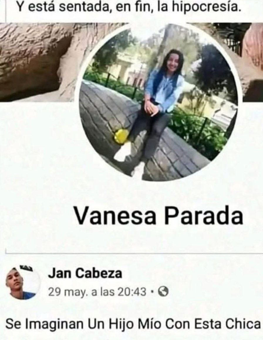 Y ahí está... sentada en la hipocresía - meme