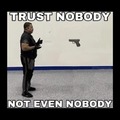 No confíes en nadie