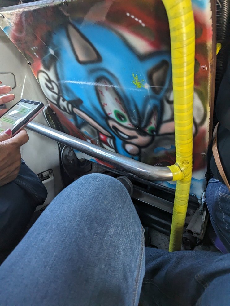 ayuda alguien que conozco se encontro con esto en el bus XD - meme