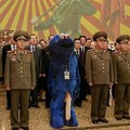 O cookie monster invade o exercício da coreia do norte porque todo mundo ta de olhos fechados
