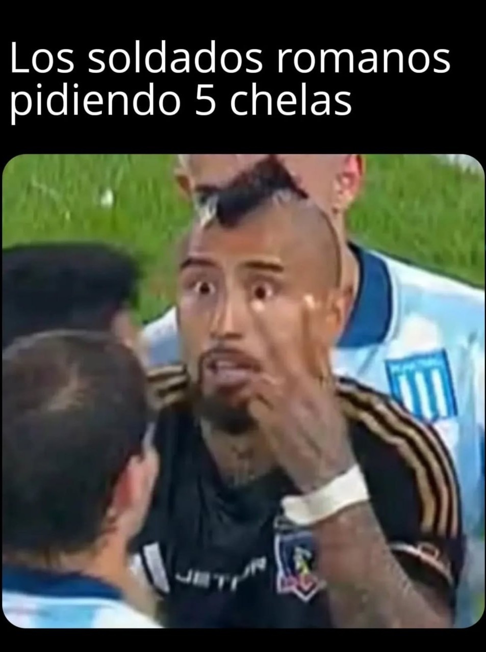 Los romanos pidiendo 5 chelitas en el bar - meme