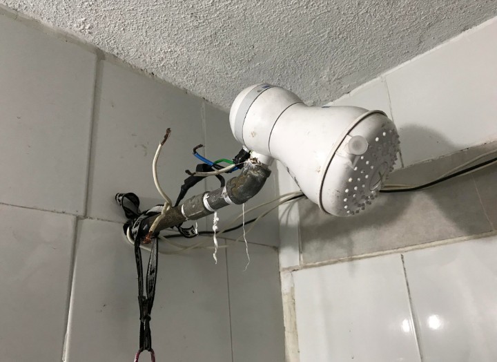 Went to a friends house, this was in the shower - meme