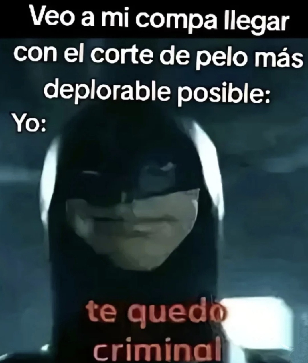 Cuando tu compa se hace el corte más criminal y tú pa no hacerlo llorar le dices que se ve fachero - meme