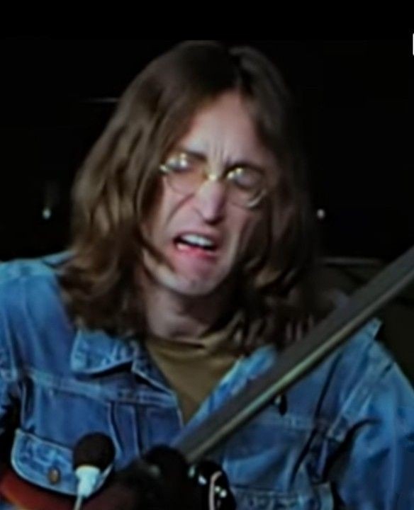 Nueva plantilla se llama john lennon llorando dejen sus memes en los comentarios