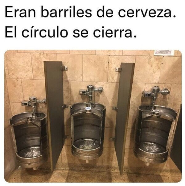 urinarios hechos con barriles de cerveza - meme