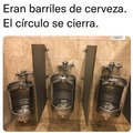 urinarios hechos con barriles de cerveza