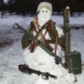 soldado camuflaje: muñeco de nieve