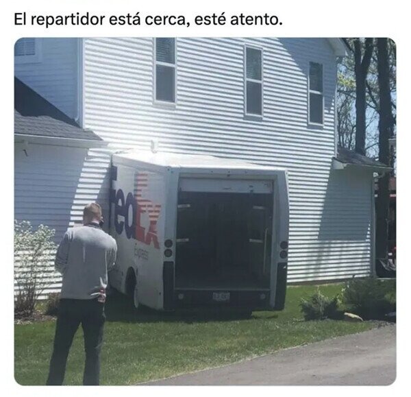 el repartidor ya casi me respira en la nuca - meme