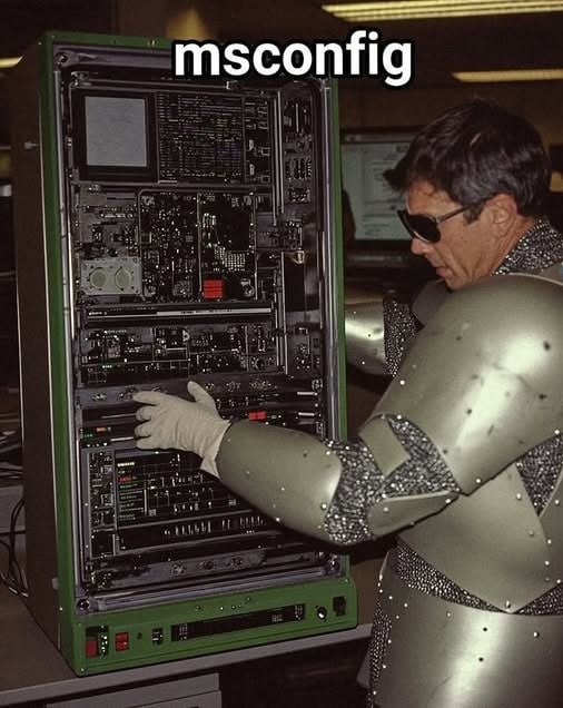 Ese compa que escribe 'msconfig' y arregla todo - meme