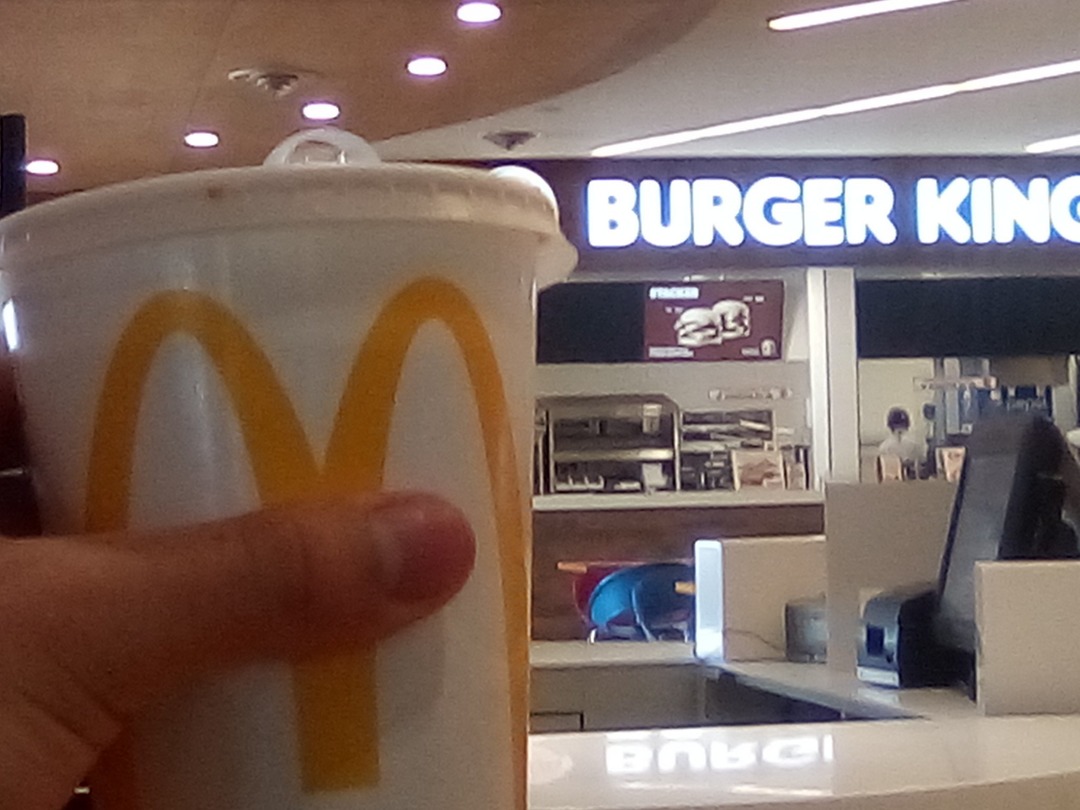 XD cuando fui a Neuquén me dieron este vaso los de burger king XDXDXD - meme