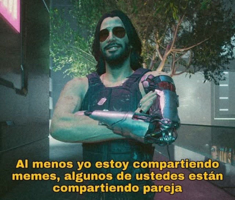Yo compartiendo memes mientras otros comparten vida amorosa