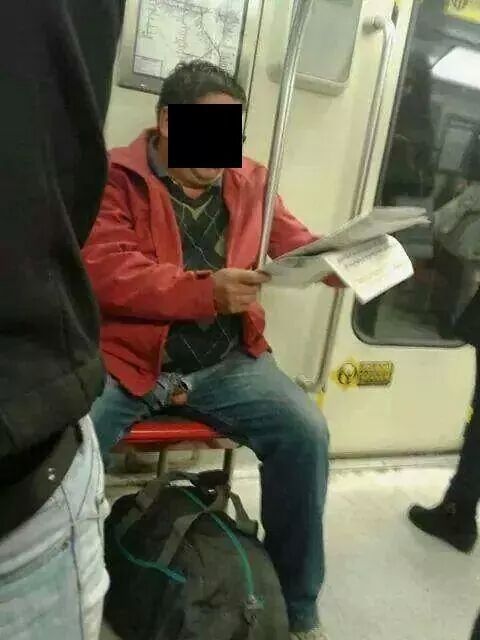 típico,vas en el metro y el hombre de enfrente se apreta el escroto con el cierre - meme