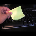 Como limpiar el teclado... Con el pegamento del papel!