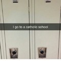 Casilleros en una escuela catolica