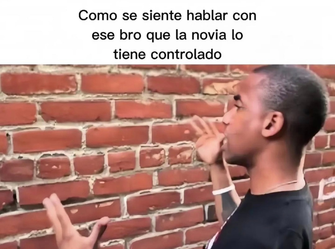 Cuando hablas con tu bro vigilado por la novia nivel FBI - meme