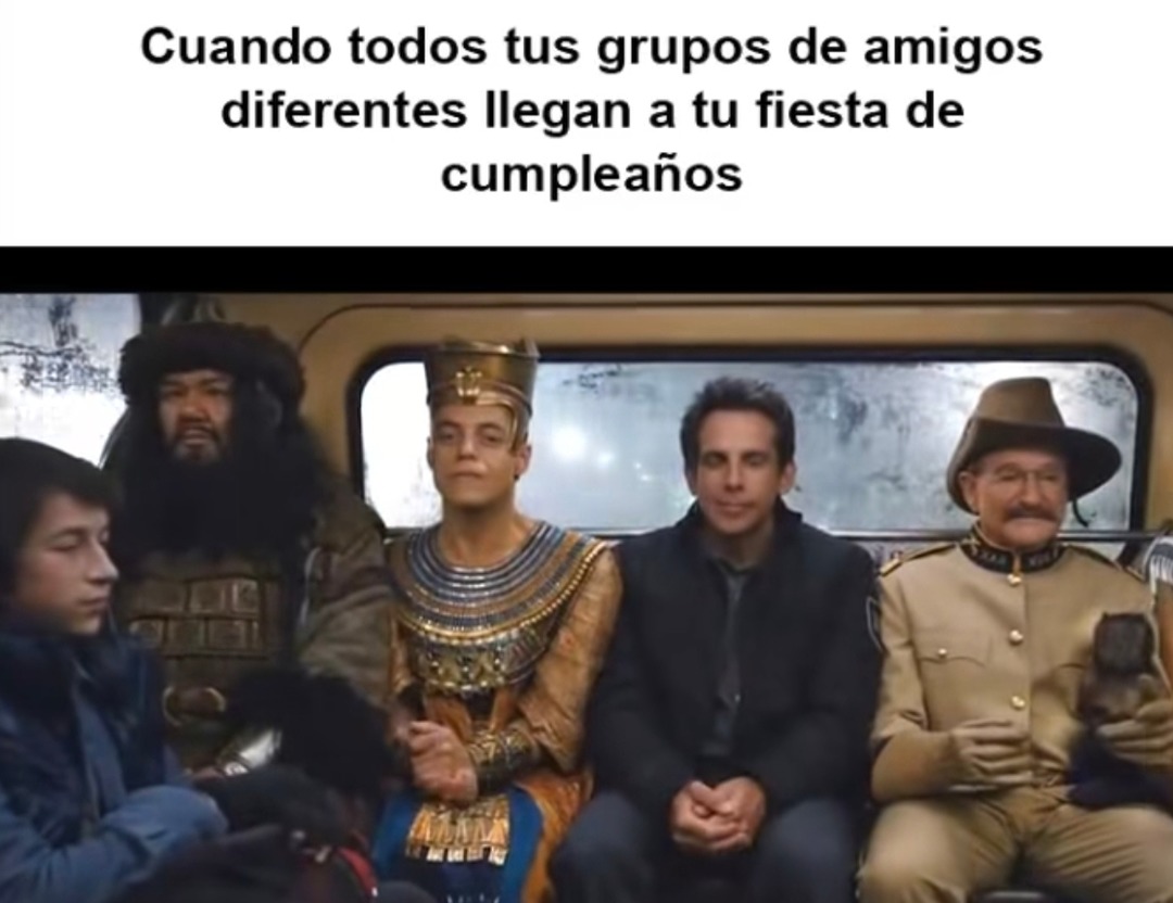 cuando mezclas todos tus grupos de amigos y empieza la guerra fría - meme