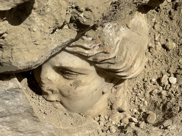 Archaeologists in Laodikeia unearthed a statue head of Hygieia, the Greek goddess of health, wedged between two rocks. - meme