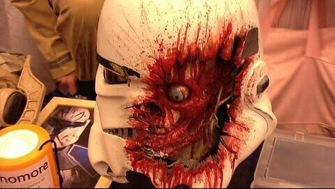 la cabeza de un stormtrooper al recibir un disparo de un rifle disruptor - meme