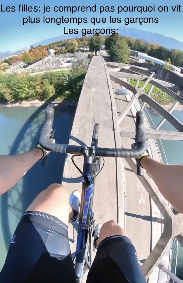 Faire du vélo sur un pont est une activité complètement normale - meme
