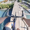 Faire du vélo sur un pont est une activité complètement normale