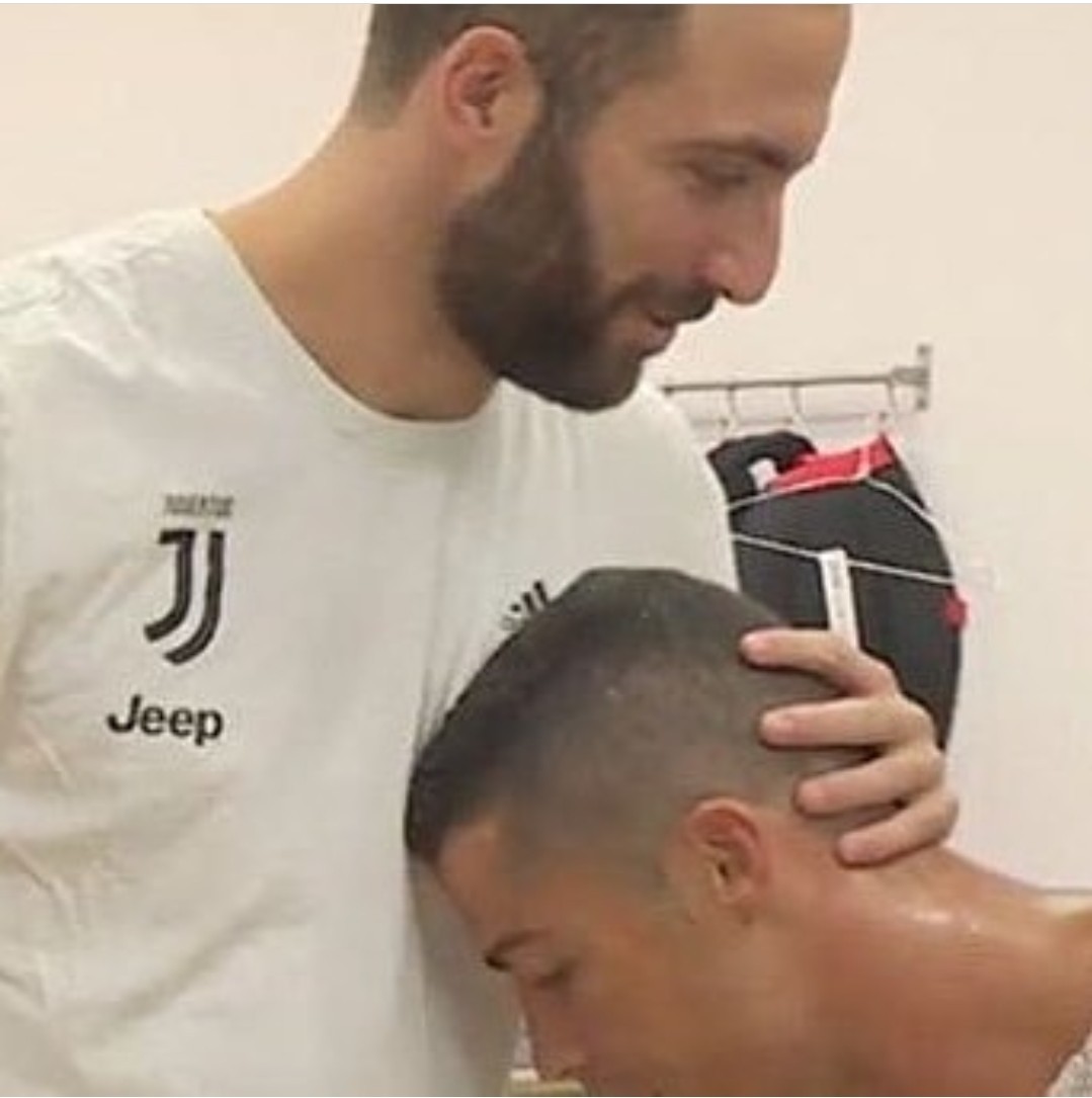 Gonzalo Higuain bota Cristiano Ronaldo pra mamar na sua apresentação no Juventus. - meme