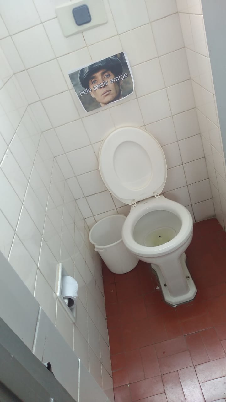 isso é no banheiro da minha escola Kkkkkkkkkkkk - meme