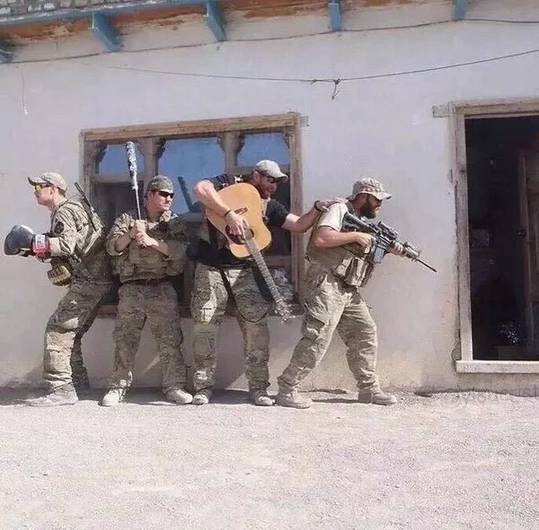 Cuando eres soldado pero tienes clase de guitarra a la tarde. - meme
