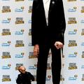 el hombre más alto del mundo y el más bajito