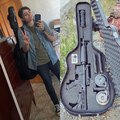 La policía le encontró armas en la guitarra